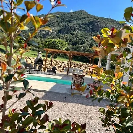 Villa Tres Belle Au Calme Avec Piscine A *